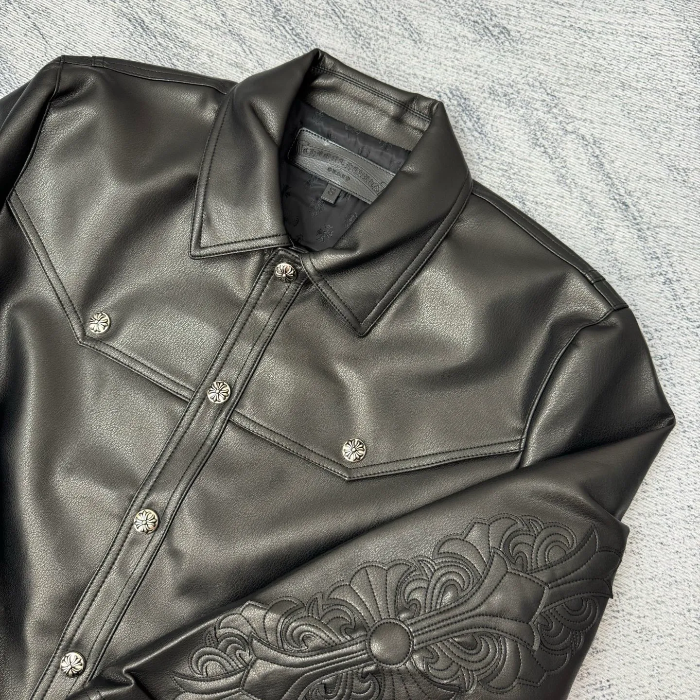 P850 Chrome Heart 24SS CH double-sleeved flame vine embroidered leather jacket Size: S/M/L Originally purchased for 84,300, the fabric is custom-woven using black pebbled composite two-layer sheepskin material, custom-made silk jacquard logo lining, embroidery is processed using TAJIMA machine, appliqué embroidery technology, back imported template machine shape, customized genuine leather trademark, customized genuine leather size, customized 5.8cm metal logo mark, customized 18mm four-button buckle, customized 18mm two-button button, a full set of three-label accessories, exclusively produced.